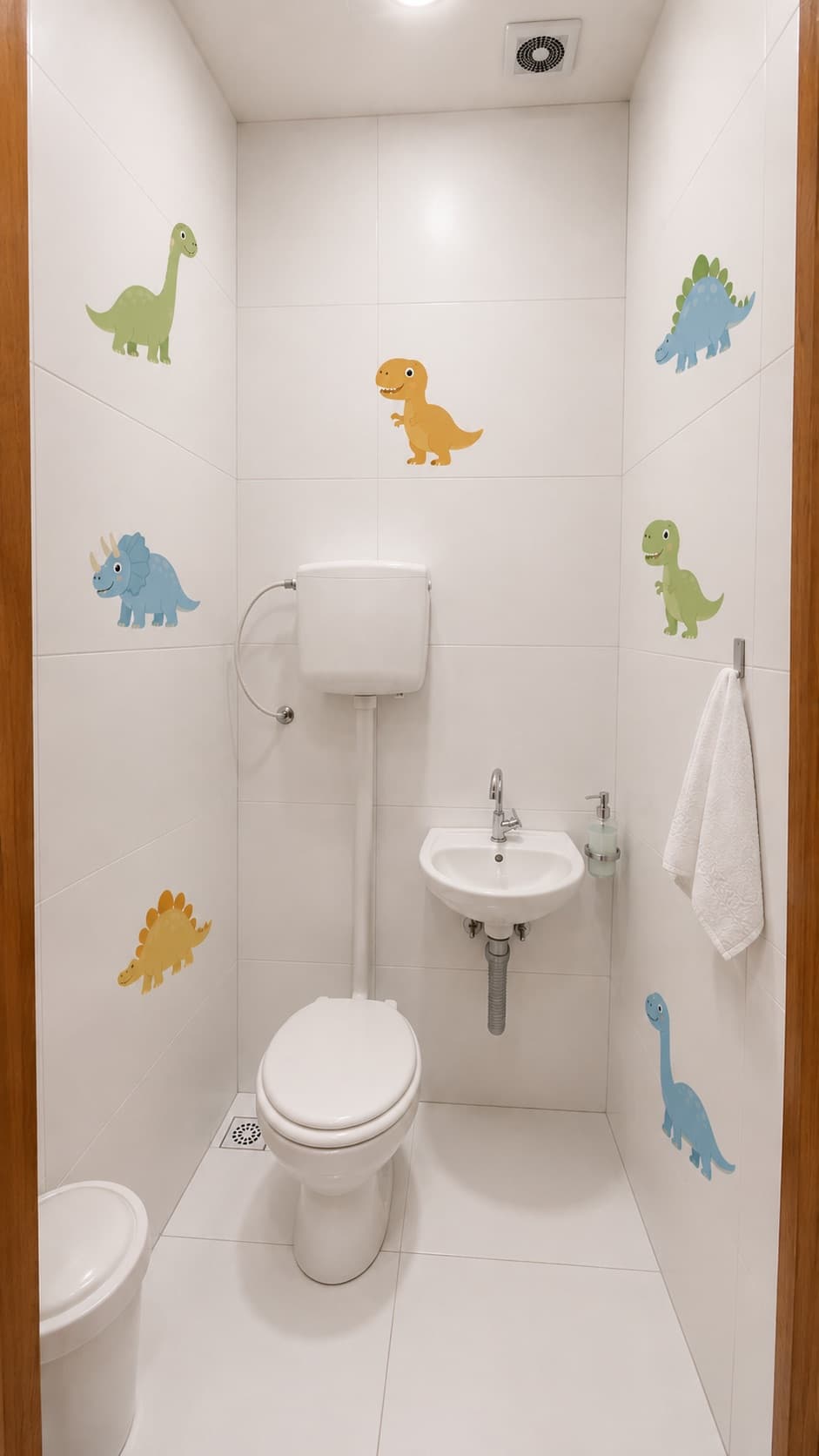 Banheiro infantil da Escola Avanço decorado com figuras de dinossauros