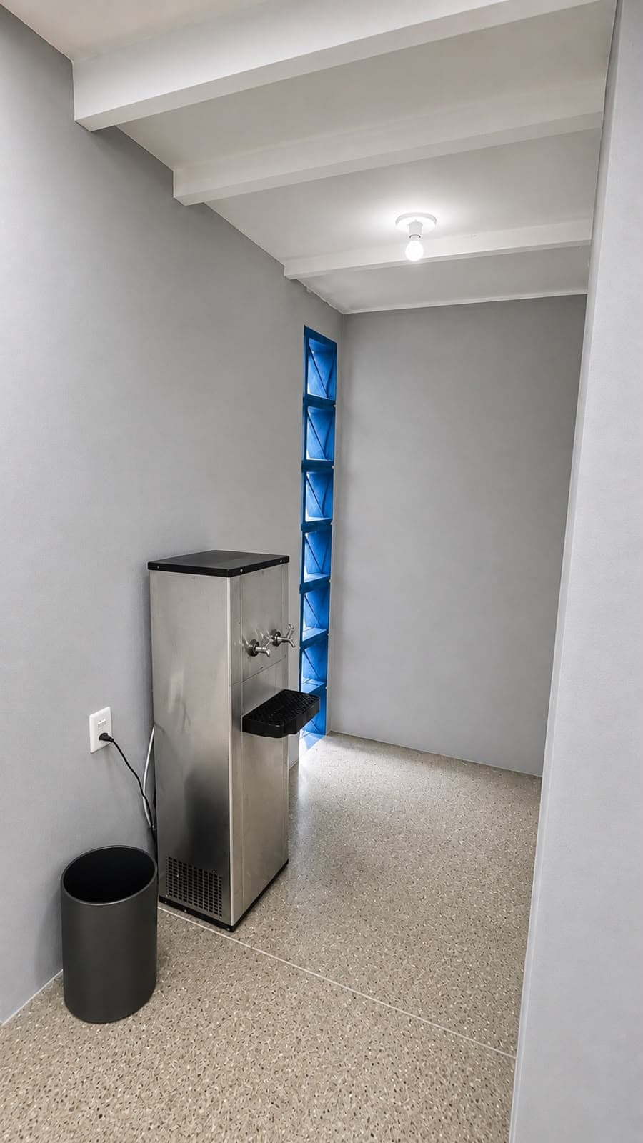 Bebedouro de aço inoxidável em ambiente interno da Escola Avanço