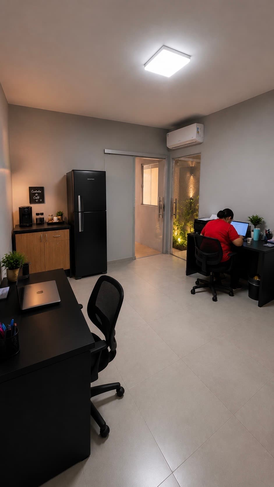 Espaço administrativo da Escola Avanço com mesas de trabalho, computador e copa de apoio