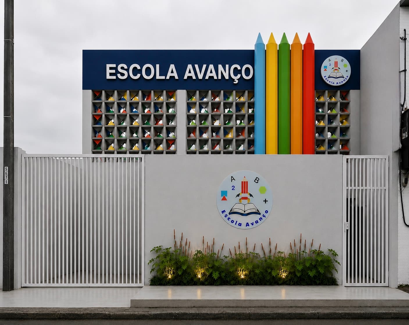 Fachada frontal da Escola Avanço com letreiro, logotipo e elementos coloridos