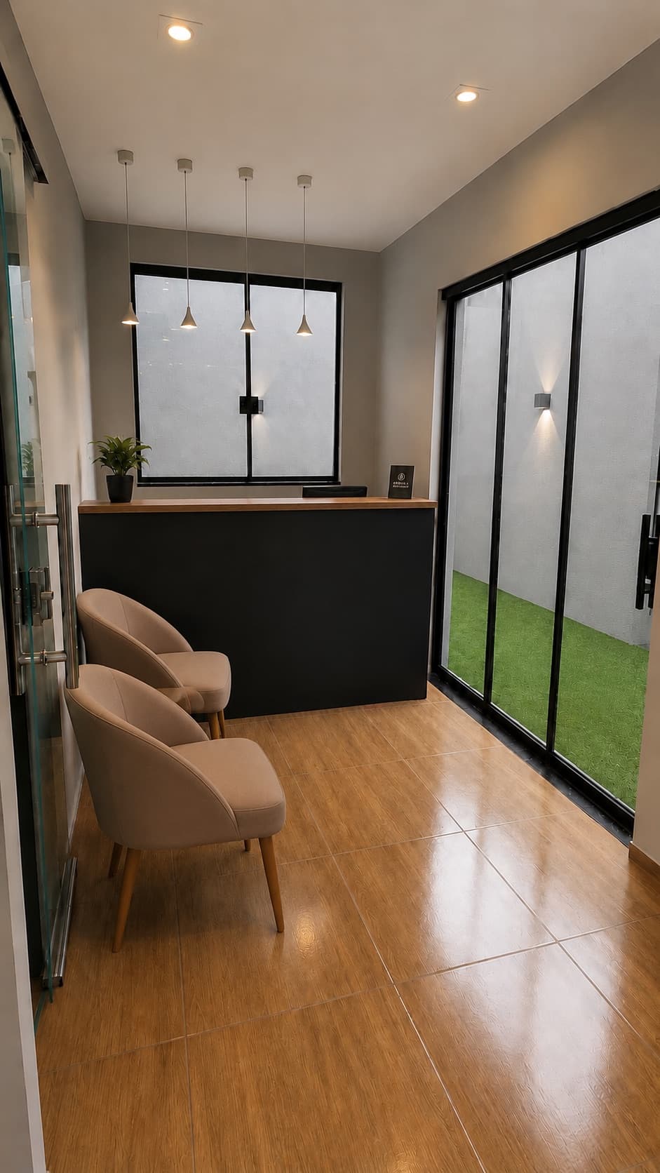 Recepção da Escola Avanço com balcão, poltronas, iluminação e acesso à área externa