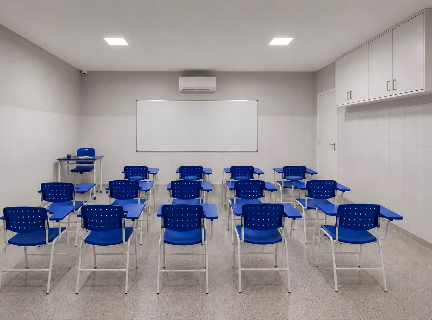 Sala de aula da Escola Avanço com carteiras azuis e quadro branco